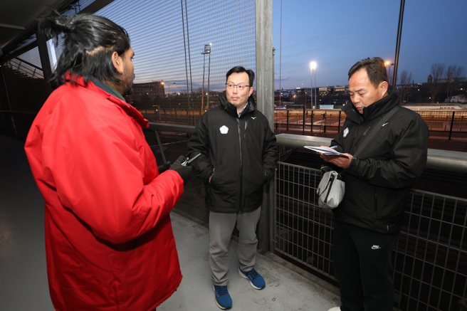 中华田径队总教练孙念祖（右）和体育署署长郑世忠（中）聆听官方说明场馆整修进度。（中华奥会提供）