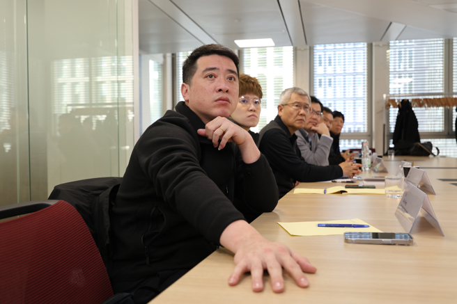 中华羽球队总教练刘佳城聆听巴黎奥运筹委会对于羽球竞赛场馆介绍简报。（中华奥会提供）