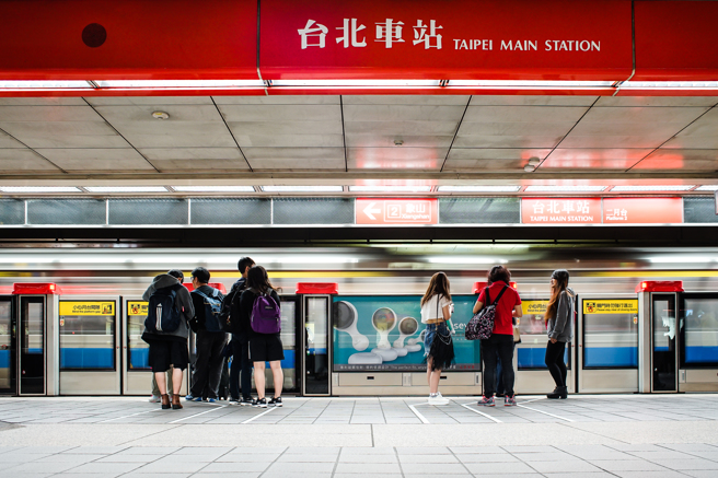 一名女大生近日搭捷运，和一名疑似为大陆籍的妇人发生肢体碰撞。（图／示意图，达志影像）