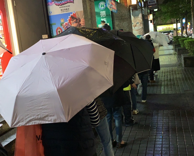 网友表示，儿科诊所更夸张，还没开门就有一堆家长排队等挂号。（读者提供）