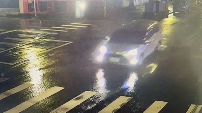 白色自小客车肇事逃逸，警方循线追查，竟然是一辆失窃车辆。（翻摄画面）