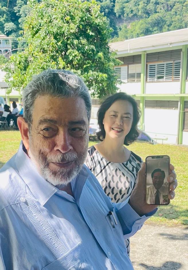 聖文森總理龔薩福伉儷（外交部提供)