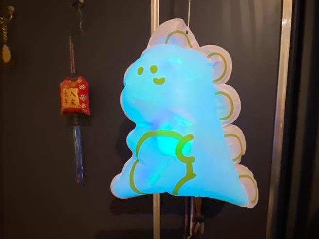 彰化县政府与LINE贴图多多欸（DODOA）合作推出的限量多多龙小提灯近来引发索取热潮。（孙英哲摄）
