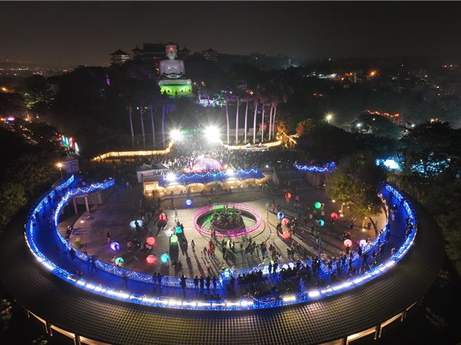 2024彰化月影灯季开灯后，彰化市八卦山山风景区入夜后呈现璀璨美景。（彰化县政府提供／孙英哲彰化传真）