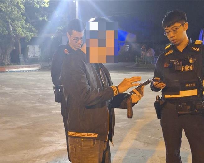 警方循线追查，逮捕涉案的陈男（右二）等2人。（读者提供／张毓翎台南传真）