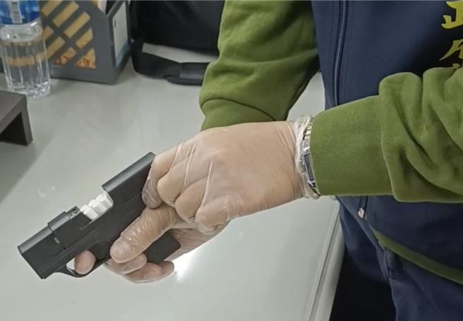 陈男持的疑似枪枝物品，原来是打火机。（读者提供／张毓翎台南传真）