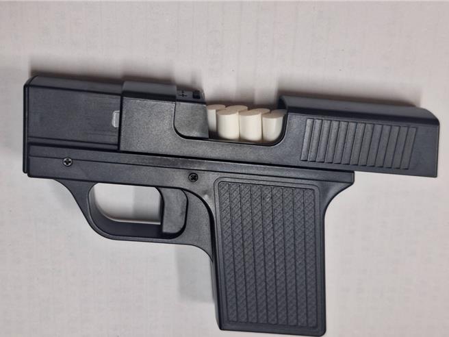 「枪型打火机」的外观似枪枝，里面还可放香菸。（读者提供／张毓翎台南传真）