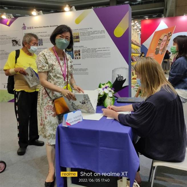 國圖前館長曾淑賢之前在國際書展排隊簽書。（國圖提供／林志成台北傳真）