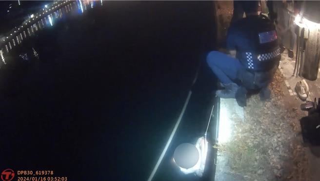 林男不慎跌落爱河中，警消合力将他拉上岸。（翻摄照片／洪靖宜高雄传真）