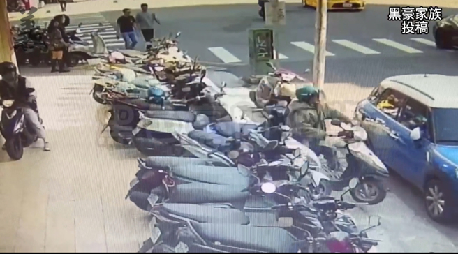 台中市北区健行路与学士路口15日发生机车停车，疑误催油门暴衝，骑士连人带车撞上停放于路边的蓝色自小客车，且造成数部机车倾倒。（翻摄自「黑色豪门企业」）