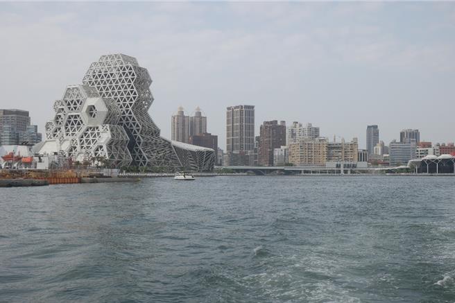 高雄市海洋局定期监测海域品质，图为海域环境监测计画第19採样监测点的爱河口。（海洋局提供／林瑞益高雄传真）