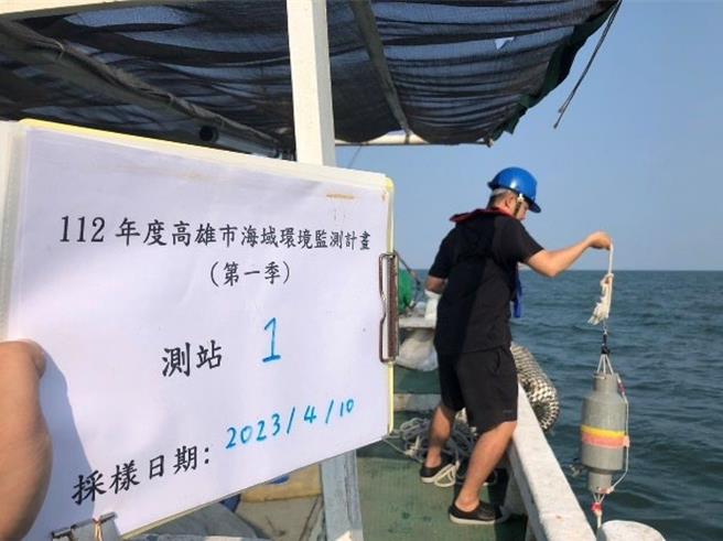 高雄市海洋局定期监测海域品质，图为工作人员执行白砂崙渔港海域环境监测计画採样。（海洋局提供／林瑞益高雄传真）