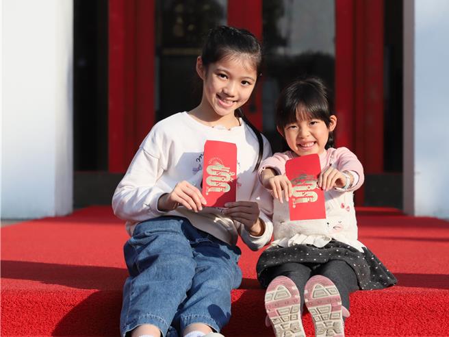 农历春节将至，立法院民主议政园区将于27日举办「国会迎新春，好运龙总来」新春挥毫，与民眾一同热闹迎新春。另，民眾即日起参观立法院民主时刻馆并完成线上问卷，可获精美龙年红包袋1份，送完为止。（立法院中南部服务中心提供／潘虹恩台中传真）