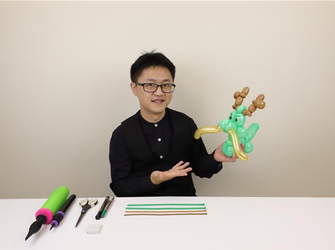 农历春节将至，立法院民主议政园区将于27日举办「国会迎新春，好运龙总来」新春挥毫，另邀请气球达人宋俊霖临场创作，开放民眾「点餐」呼应龙年与春节的造型气球。（立法院中南部服务中心提供／潘虹恩台中传真）