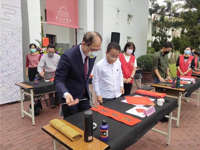 立法院民主议政园区第8年举办新春挥毫，今年「国会迎新春，好运龙总来」活动将于27日上午9点到12点登场，除现场挥毫外，还有春联绢印及红包袋烫金手作体验。图为2023年新春挥毫活动现场。（本报资料照）