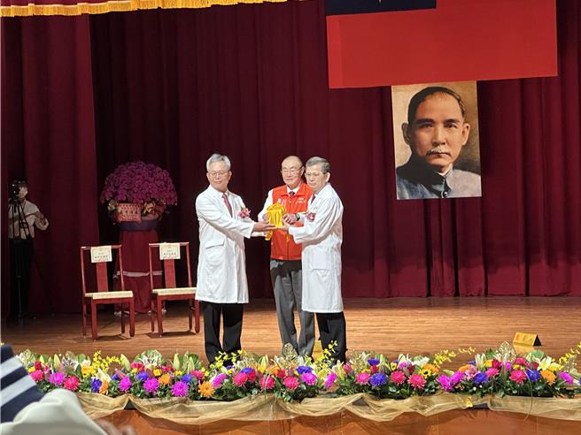 高雄荣总16日举办新旧院长交接布达仪式。（杨舒婷摄）