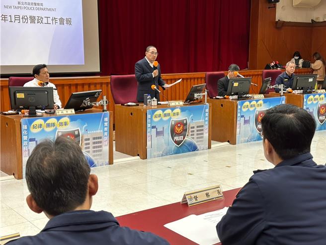 侯友宜16日上午主持新北市警察局「警政工作会报」。（高钧麟摄）