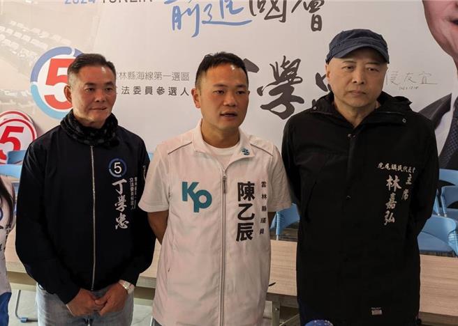 虎尾镇代表会主席林嘉弘（右一）。（本报资料照片）