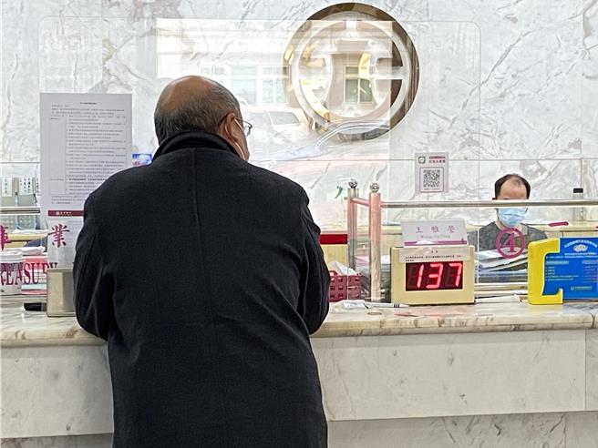 金门1名男子在脸书上发现投资广告，内容声称「稳定获利」，至金融机构临柜转帐共12笔，共计2404万元至投资老师指定帐户遭诈骗。(示意图／于家麒摄)