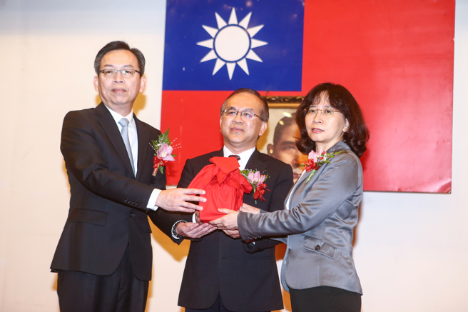 交通部民航局16日举行新旧任局长交接典礼，交通部政务次长陈彦伯（中）监交下完成交接。卸任民航局长林国显（左）升任交通部常务次长，航政司长何淑萍（右）接任民航局长。（邓博仁摄）