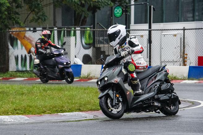 SYM JET SL+不仅维持车款浓厚的赛事DNA，更以「控.制.驭」3项主轴为核心，满足市场对于性能的渴望，图为烟茶绿（右）、变色蓝（左）新车色。（陈大任摄）