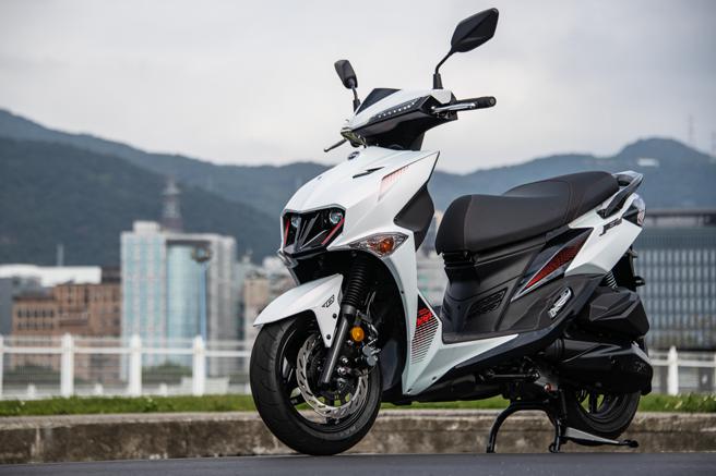 SYM JET SL+上市首购优惠价10万5800元起，图为幻光白车色。（陈大任摄）