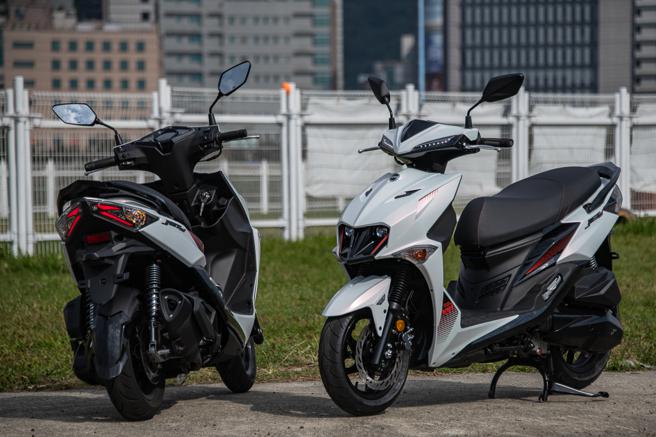 JET SL+拥有空力造型车头设计（见图右），并採用SYM独家A.L.E.H零后仰悬吊系统（见图左）。（陈大任摄）