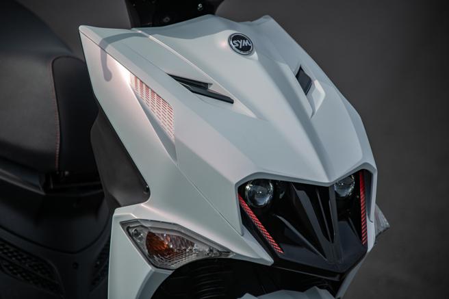 SYM JET SL+採用抢眼的LED 投射式鱼眼头灯。（陈大任摄）