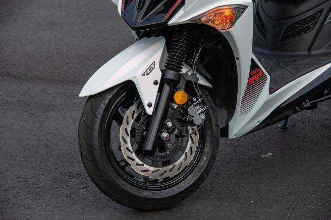 SYM JET SL+配备MAXXIS R1N运动胎，抓地操控再进化。（陈大任摄）