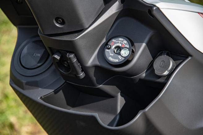 置物空间相当多样化，同时提供充电插孔。（陈大任摄）