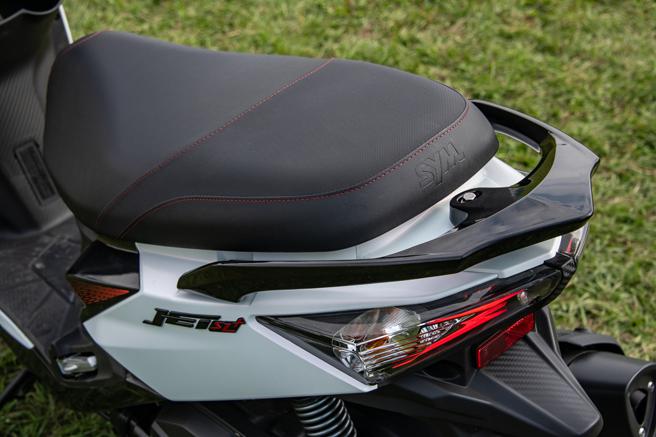 SYM JET SL+採用大型座垫，即使双载也能提供舒适乘坐感受。（陈大任摄）