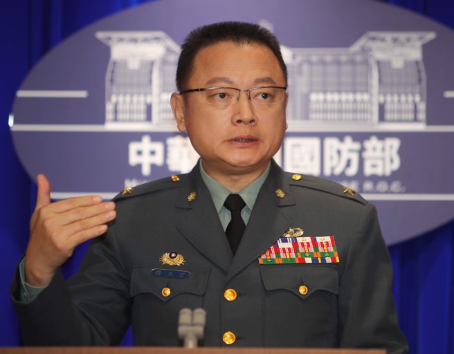 義務役1年役期今年起恢復，分為8周入伍訓、44周部隊訓。國防部發言人孫立方今指出，入伍訓最後階段將實施為期5日期末鑑測，若不合格便不得先領1萬800元專業加給，將留訓一周，若再不合格，則先按照抽籤單位報到，每月實施補測，合格才能領專業加給。（季志翔攝）