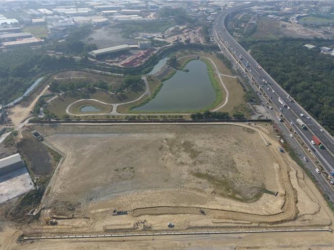 高雄市水利局積極落實出流管制審核及監督，圖為仁武產業園區及獅龍溪滯洪池。（水利局提供／林瑞益高雄傳真）