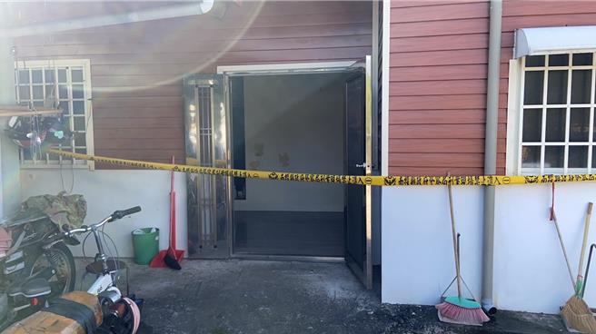 59歲賴姓男子被母親發現陳屍臥室床上，頭部太陽穴有明顯槍傷明顯死亡，警方在現場拉起封鎖線調查。（民眾提供／楊靜茹南投傳真）