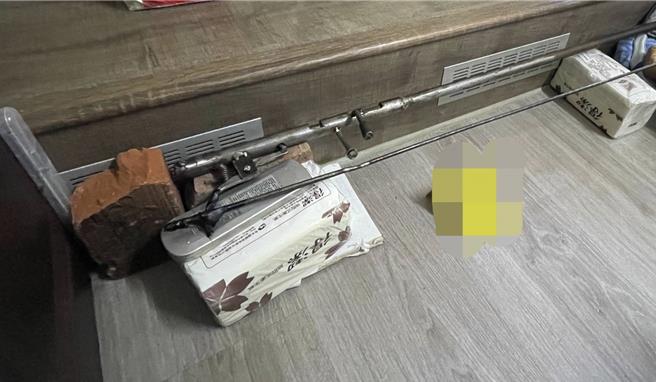 警方發現死者賴姓男子身旁有1把原住民自製獵槍，槍管就對著頭部。（民眾提供／楊靜茹南投傳真）