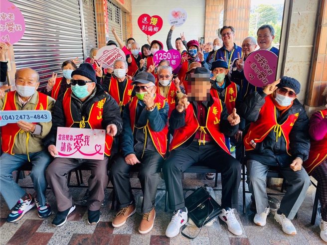 台中惟仕同济会与鞋美工业携手，16日捐助华山基金会服务的245位长辈科技运动跑鞋。（华山基金会提供）