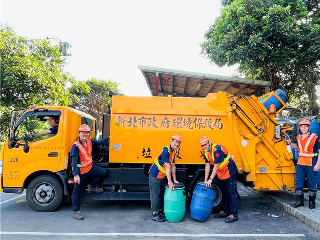 新北市环保局今（16）日公布「113年储备清洁队员」甄试简章，将招考890名候用清洁队员，其中「储备环保车辆驾驶」候用300名、「储备清洁队员」候用590名，并新增「保障类组」，提供失业劳工及中高龄者就业机会，驾驶保障类组有60名、队员保障类组有118名。（新北市环保局提供）