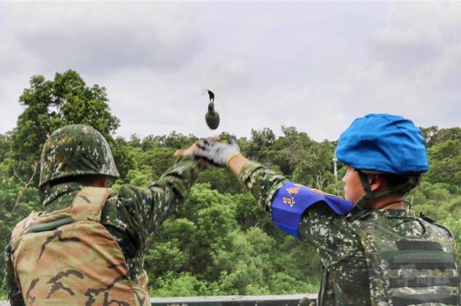 志愿役士兵实施手榴弹实弹投掷画面。（取自军闻社／陆军十军团提供）