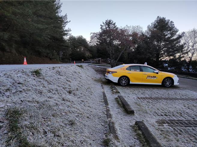 玉山塔塔加地區受東北季風及輻射冷卻影響，道路、草地彷彿撒上糖霜成銀白世界。（玉山國家公園提供／楊靜茹南投傳真）