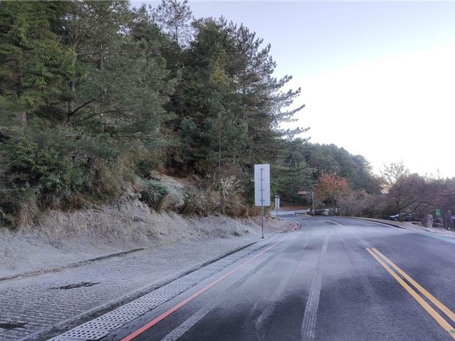 玉管處提醒台18線、台21線清晨背陽面路段路面有結冰及結霜情形，呼籲用路人小心慢行。（玉山國家公園提供／楊靜茹南投傳真）