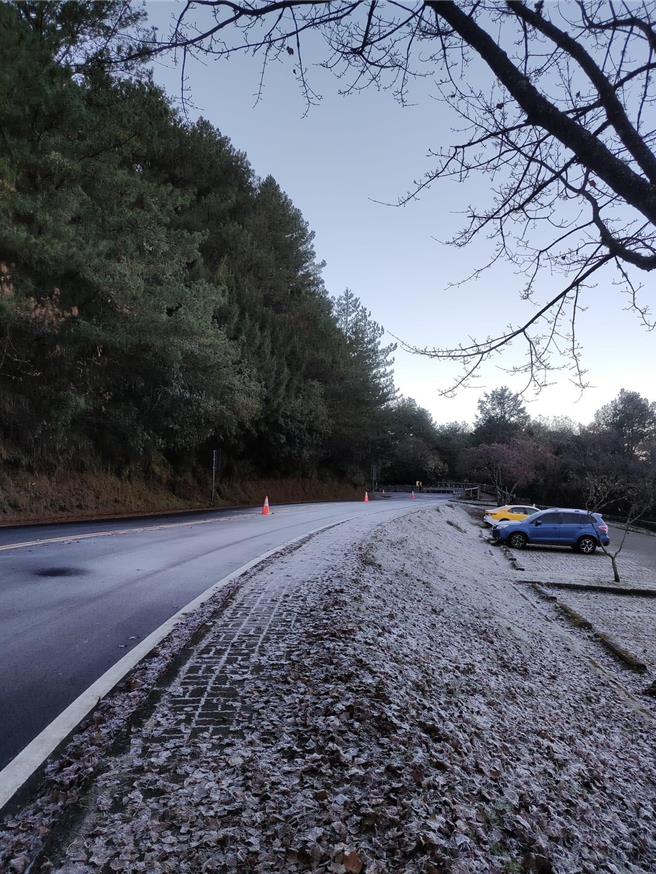 玉管處呼籲，山區背陽坡路面容易結冰濕滑，請開車或騎機車民眾小心慢行。（玉山國家公園提供／楊靜茹南投傳真）