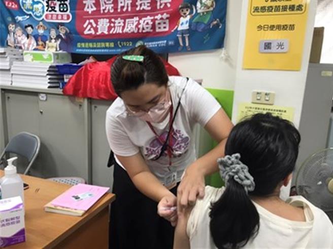 流感疫情持续处于流行高峰，台中市卫生局呼吁合符合公费接种对象者赶快接种疫苗。（台中市卫生局提供／冯惠宜台中传真）
