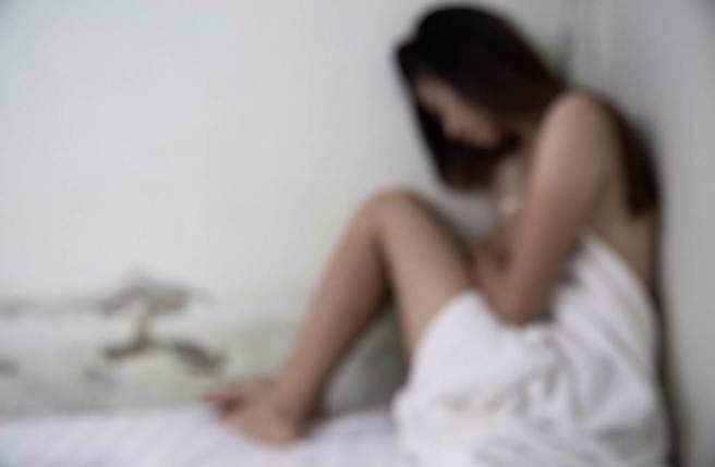 女空服员喝醉昏睡，惨遭卢姓友人性侵得逞。（示意图／shutterstock）