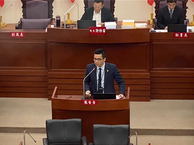 新竹市议会16日开临时会，由市府行政处长吴皇升进行「新竹通整合服务规画 」专案报告。（新竹市政府提供／王惠慧新竹传真）