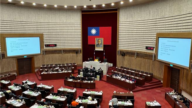 今天议会第二天开临时会，国民党议员不满空等高市府官员20多分钟，最后提案清点人数，因开会人数不足半数，最终散会。（本报资料照片）