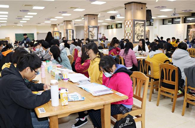 大学学测将登场，图为考生考前等待应试示意图。（苗栗县政府提供／李京升苗栗传真）