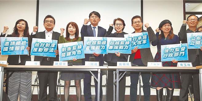 民眾党8位不分区立委当选人林忆君（左起）、林国成、陈昭姿、黄国昌、黄珊珊、吴春城、麦玉珍、张启楷15日举行记者会，说明未来国会议事运作之原则，以及关于选举立法院正副院长的态度及立场。（本报资料照片）