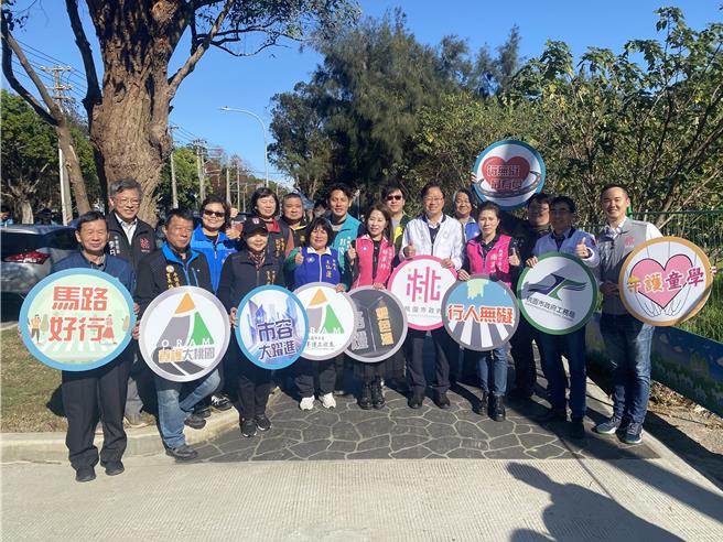 桃园市长张善政16日视察中坜区龙东路南侧新设实体人行道工程。（蔡明亘摄）