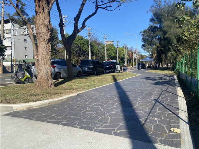 桃园市政府经跨局处协调，逐步改善龙冈圆环周边人行环境。（蔡明亘摄）