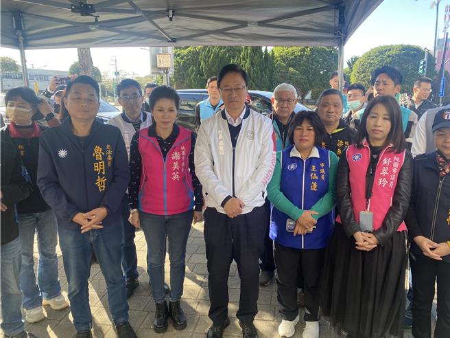 桃园市长张善政16日视察中坜区龙东路南侧新设实体人行道工程。（蔡明亘摄）